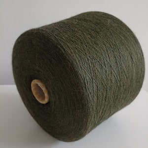 Filato di lana verde Filato di pizzo di lana d'agnello su cono Filo per tessitura Filato di lana verde per lavoro a mano e a macchina Uncinetto Filato da 100-200 g/3,5-7 oz