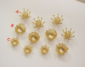Puede incluir: Surtido de tapas de cuentas de metal dorado con un diseño de flor. Algunas tapas tienen un centro elevado, mientras que otras tienen un centro plano.