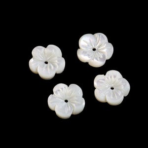 MOP Shell Flower Charm Pendants: Carved Plum Blossom, Natural Mother of Pearl(20mm,2/4/10pcs)