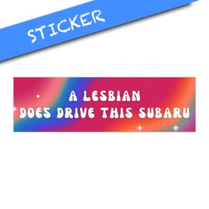 Könnte beinhalten: Ein rechteckiger Aufkleber mit einem lebendigen, mehrfarbigen Verlaufshintergrund in Pink-, Orange-, Blau- und Violetttönen. Der Text A LESBIAN DOES DRIVE THIS SUBARU ist in fetten, weißen, abgerundeten Buchstaben mit kleinen weißen Sternen gedruckt.