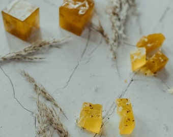 Jabón artesanal de ámbar báltico – Exfoliante natural de manzanilla