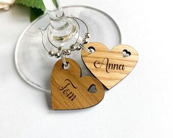 Adorno personalizado de roble para bebidas, ideal para bodas y como detalle para invitados.