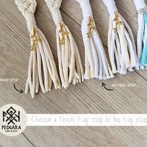 Op de afbeelding: Een collectie textielkoorden met goudkleurige takbedels en kwastjes. De afbeelding toont opties voor een fray stop en no fray stop afwerking, met de tekst Choose a finish: Fray stop or No fray stop en de merknaam MIXGARA.