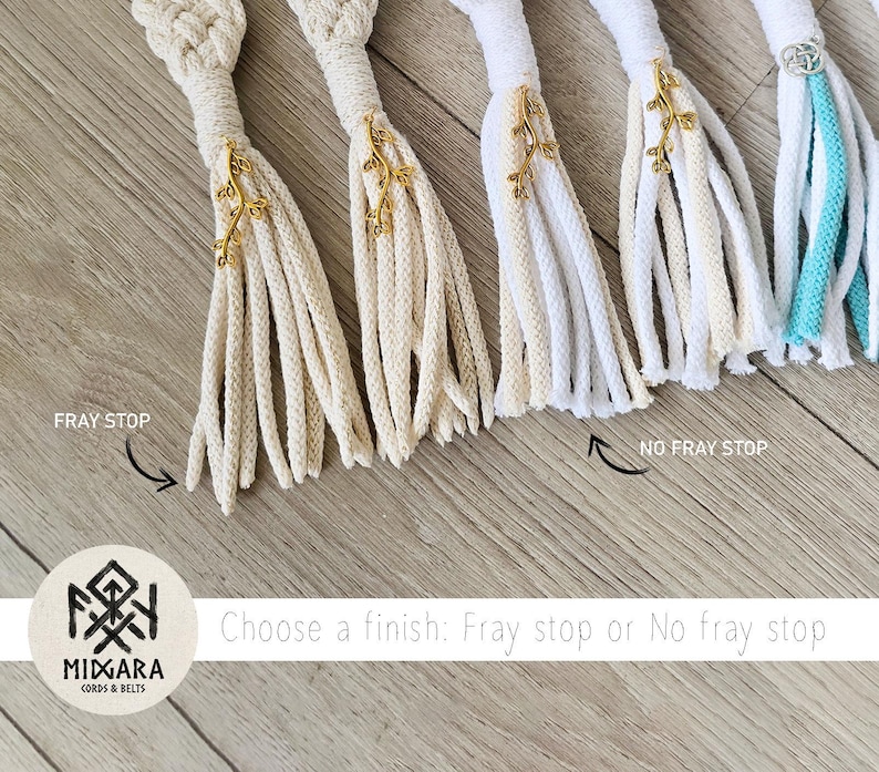 Op de afbeelding: Een collectie textielkoorden met goudkleurige takbedels en kwastjes. De afbeelding toont opties voor een fray stop en no fray stop afwerking, met de tekst Choose a finish: Fray stop or No fray stop en de merknaam MIXGARA.
