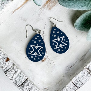 Let's go Xavier University!! Show your XU Musketeers spirit with these fun earrings