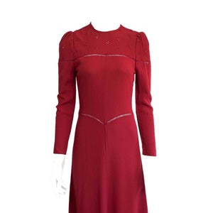 EMMA 70er Jahre AU6 Rotes Crepe Maxi Langärmeliges Kleid mit durchsichtigen gestickten Details
