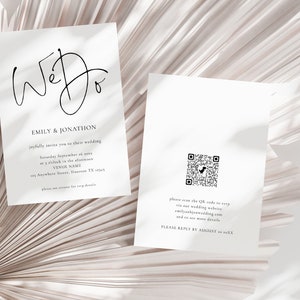 Könnte beinhalten: Zwei weiße Hochzeitseinladungen mit schwarzem Text. Auf der vorderen Einladung steht "We Do" in Kursivschrift, mit den Namen Emily & Jonathon und Hochzeitsdetails. Die Rückseite hat einen QR-Code und Website-Informationen.