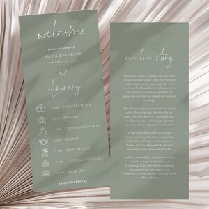 Può includere: Programma di nozze a due facciate con sfondo verde salvia. Il lato sinistro presenta i dettagli del matrimonio e l'itinerario, mentre il lato destro racconta la storia d'amore della coppia. Il programma include la data e i nomi.
