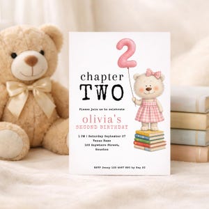 Può includere: Un invito di compleanno con il testo "chapter TWO" e "Olivia's SECOND BIRTHDAY". L'invito presenta un orsetto dei cartoni animati che tiene in mano un palloncino rosa con il numero 2. Un orsacchiotto e dei libri sono sullo sfondo.