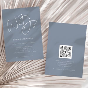 Könnte beinhalten: Zweiseitige Hochzeitseinladungskarten in einem staubigen Blauton. Die Vorderseite zeigt die Worte "We Do" in eleganter Schrift, zusammen mit den Namen Emily & Jonathon und Hochzeitsdetails. Die Rückseite hat einen QR-Code und Antwortinformationen.