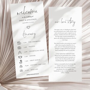 Könnte beinhalten: Eine Hochzeitseinladung mit weißem Hintergrund und schwarzem Text. Oben auf der Einladung steht "Willkommen zur Hochzeit von Emily & Jonathon September 25 20xx". Unten auf der Einladung steht "#emjonhappyday". Die rechte Seite der Einladung hat einen Abschnitt mit dem Titel "Unsere Liebesgeschichte" und erzählt die Geschichte, wie sich das Paar kennenlernte und verliebte.