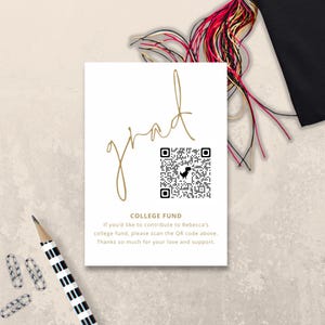 Può includere: Un biglietto bianco con la parola "grad" scritta in caratteri dorati. Sotto la parola "grad" c'è un codice QR con una piccola icona di uccello nero al centro. Il testo "COLLEGE FUND" è sotto il codice QR. Il testo sotto il titolo dice "Se vuoi contribuire al fondo universitario di Rebecca, per favore scansiona il codice QR sopra. Grazie mille per il tuo amore e il tuo supporto."