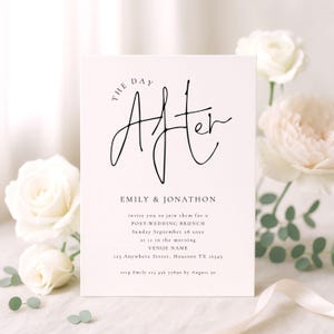 Puede incluir: Una invitación color crema con escritura negra que dice "The Day After". La invitación es para un brunch posterior a la boda, con la fecha, hora y lugar. Rosas blancas y vegetación en el fondo.