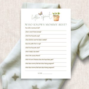 Puede incluir: Una tarjeta de juego para baby shower con el texto "Little Sprout" y "Who Knows Mommy Best?" en una escritura delicada. La tarjeta presenta una ilustración de acuarela de una mariposa y una planta en maceta. La tarjeta es blanca con líneas para respuestas.