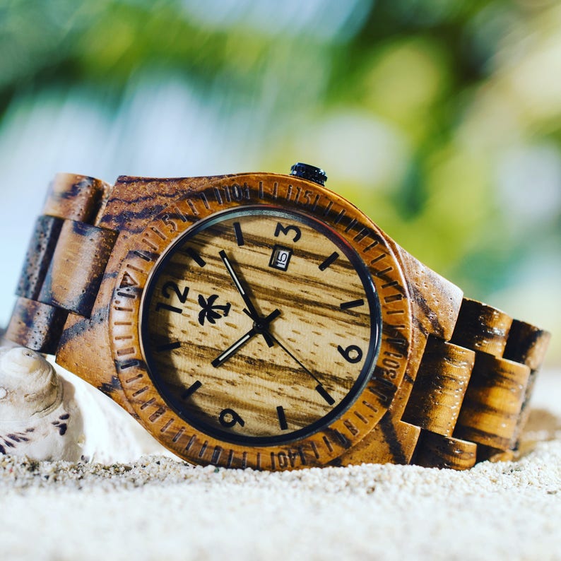 Ручные часы из дерева. Фотообои часы ручные. Часы Айленд. Наручные часы ручной работы из древесины. Island часы