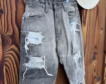 Vintage Distresed High waisted Wrangler Jeans