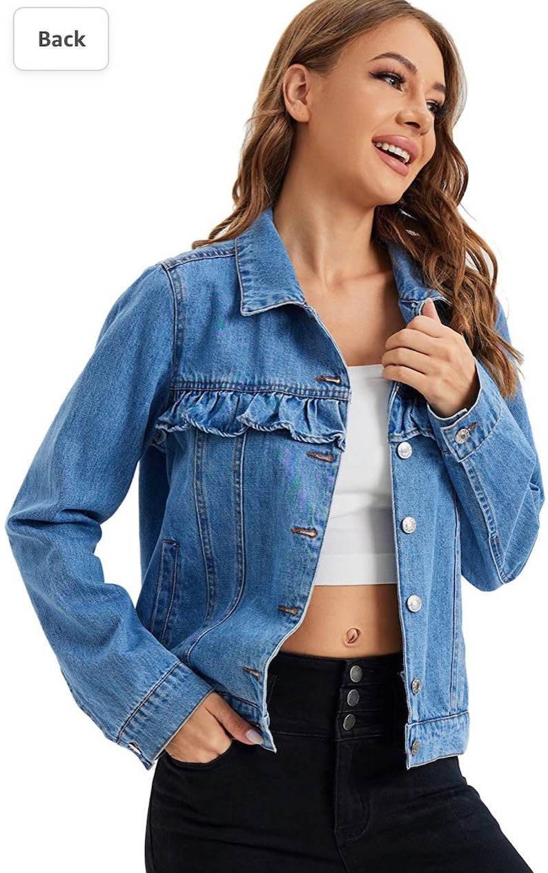 K&ouml;nnte beinhalten: Eine hellblaue Jeansjacke mit R&uuml;schenbesatz an der Brust. Die Jacke hat einen Knopfverschluss und lange &Auml;rmel.