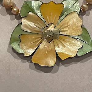 Lee Sands Mother of Pearl MOP Necklacd with Yellow Flower and Green Leaves