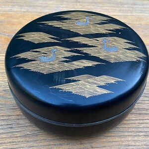 Black Lacquer Swan Box Gold Pattern Round with Lid
