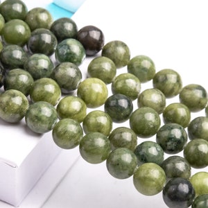Pu&ograve; includere: Una collana di perle di giada verde. Le perle sono rotonde e hanno una finitura liscia e lucida. Sono infilate su un filo trasparente.