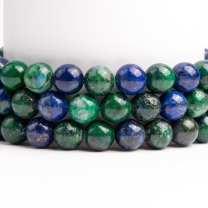 Peut inclure: Un brin de perles de pierres précieuses bleues et vertes. Les perles sont rondes et ont une finition lisse et polie.