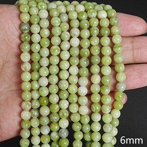 Pu&ograve; includere: Una collana di perle di giada verde chiaro, ogni perla ha un diametro di circa 6 mm. Le perle sono rotonde e lisce, e hanno una finitura naturale e lucida.