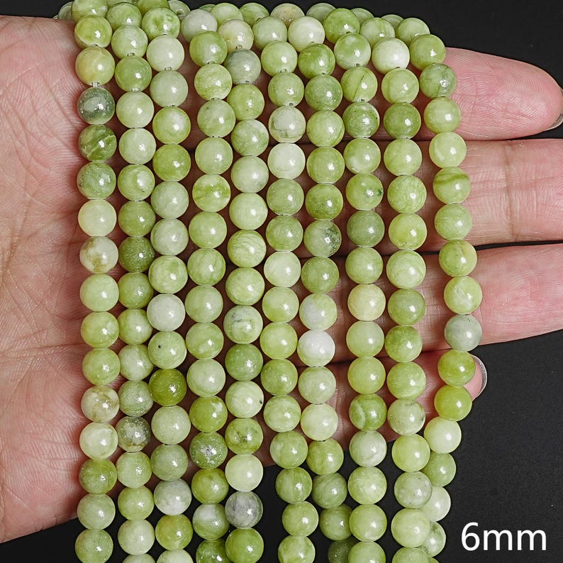 Pu&ograve; includere: Una collana di perle di giada verde chiaro, ogni perla ha un diametro di circa 6 mm. Le perle sono rotonde e lisce, e hanno una finitura naturale e lucida.