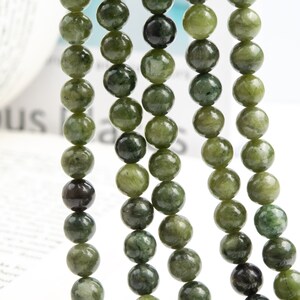 Pu&ograve; includere: Una collana di perle rotonde di pietra preziosa verde. Le perle hanno un aspetto screziato e naturale.