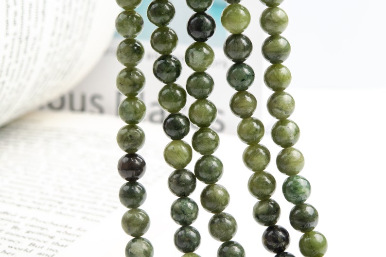 Pu&ograve; includere: Una collana di perle rotonde di pietra preziosa verde. Le perle hanno un aspetto screziato e naturale.