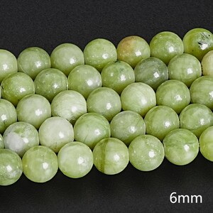 Pu&ograve; includere: Una collana di perle di giada verde chiaro, ogni perla ha un diametro di circa 6 mm.
