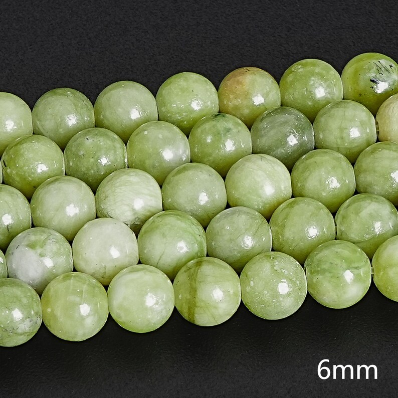 Pu&ograve; includere: Una collana di perle di giada verde chiaro, ogni perla ha un diametro di circa 6 mm.