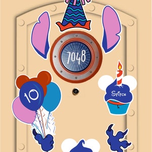 Puede incluir: Una puerta marr&oacute;n claro con un gorro de fiesta azul y rojo, dos orejas moradas, un cupcake azul con el texto "Stitch" y una vela roja, un cupcake azul con el texto "Stitch", una mano azul sosteniendo tres globos, uno azul, uno rojo y uno rosa, una huella de pata azul y un ojo de buey redondo con el n&uacute;mero "7048" en &eacute;l.