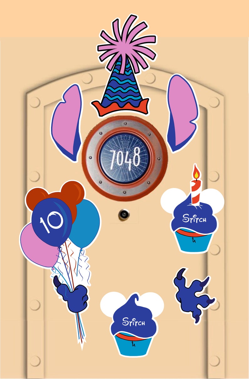 Puede incluir: Una puerta marr&oacute;n claro con un gorro de fiesta azul y rojo, dos orejas moradas, un cupcake azul con el texto "Stitch" y una vela roja, un cupcake azul con el texto "Stitch", una mano azul sosteniendo tres globos, uno azul, uno rojo y uno rosa, una huella de pata azul y un ojo de buey redondo con el n&uacute;mero "7048" en &eacute;l.
