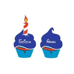 Puede incluir: Dos cupcakes azules y rojos con glaseado blanco. Un cupcake tiene una vela roja y blanca a rayas con una llama en la parte superior y la palabra "Stitch" escrita en el glaseado. El otro cupcake tiene la palabra "Angel" escrita en el glaseado.