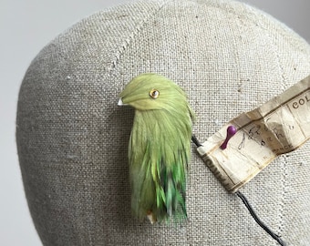 Pezzo di piuma di modisteria francese del 1900 a forma di uccello / Occhio di vetro imbottito con piume verdi / Cappello antico Trim Trim Trim Display in costume