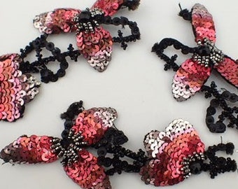 Appliqué floral orné des années 1900 | Paillettes ombrées Perles taillées en acier de jais | Noir Rouge Rose | Finitions décoratives anciennes