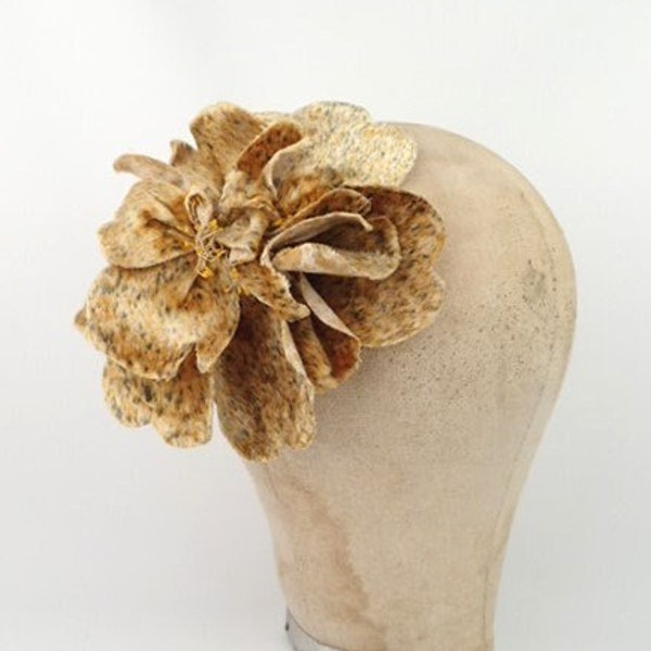 1930s Pale Gold Velvet Millinery Flower | Corsage Hat Dress Embellishment Trim | Rose Dainty Stamens | Art Deco Fashion Accessories