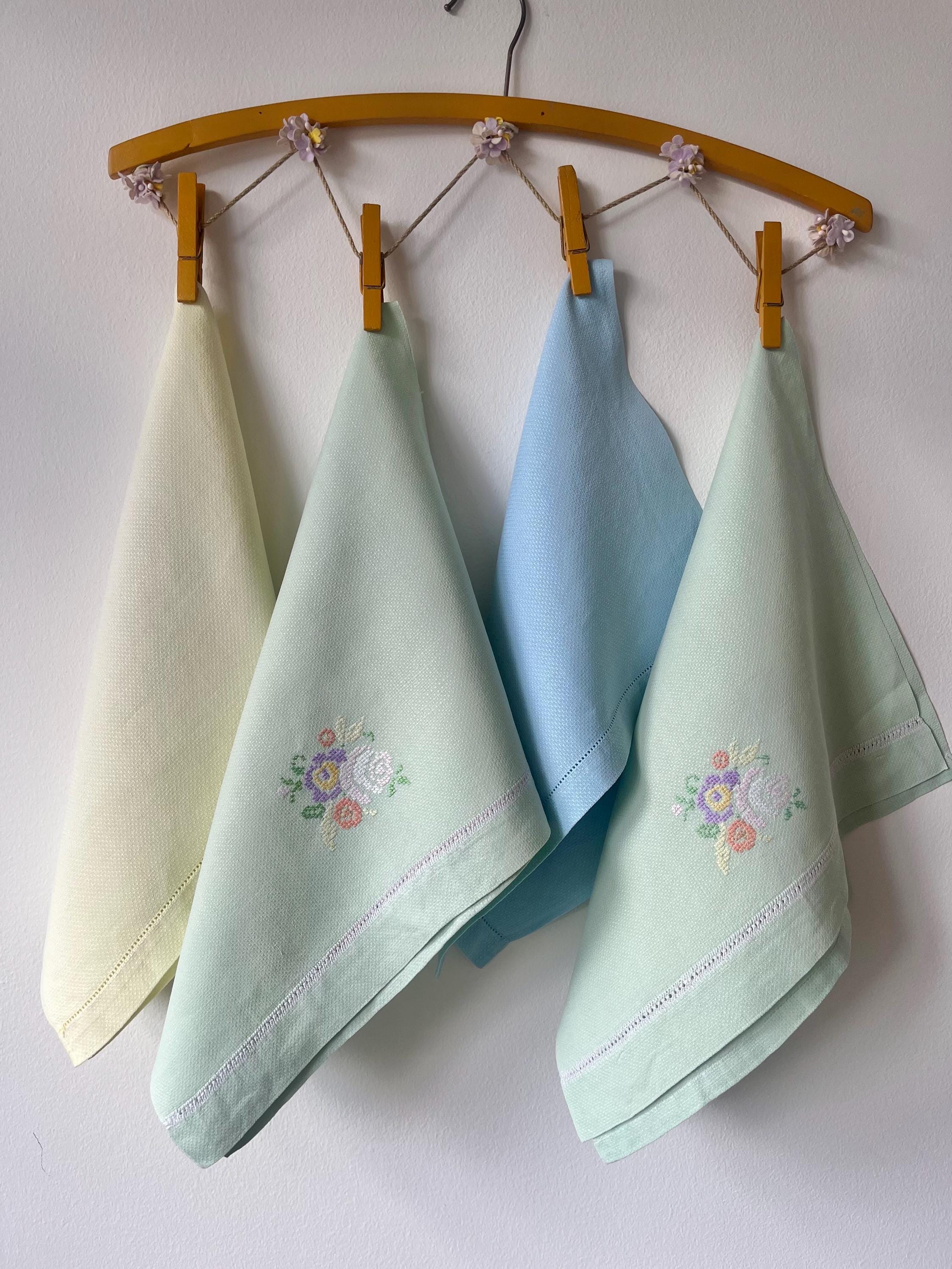 Toallas de té o de mano para invitados en tonos pastel de los años 40 / Bordadas en punto de cruz con rosas, flores, algodón azul, amarillo y verde / Textiles vintage x4