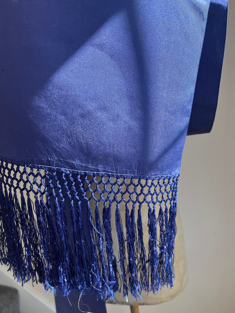 Écharpe en soie du début du XXe siècle Franges nouées en soie bleu indigo Étole pour déguisement d'époque Présentoir textile image 7