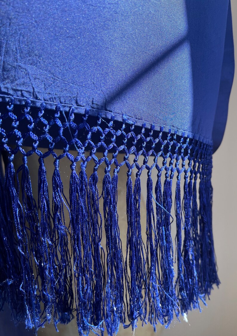 Écharpe en soie du début du XXe siècle Franges nouées en soie bleu indigo Étole pour déguisement d'époque Présentoir textile image 6