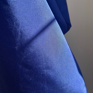 Écharpe en soie du début du XXe siècle Franges nouées en soie bleu indigo Étole pour déguisement d'époque Présentoir textile image 5