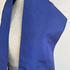 Écharpe en soie du début du XXe siècle Franges nouées en soie bleu indigo Étole pour déguisement d'époque Présentoir textile image 4