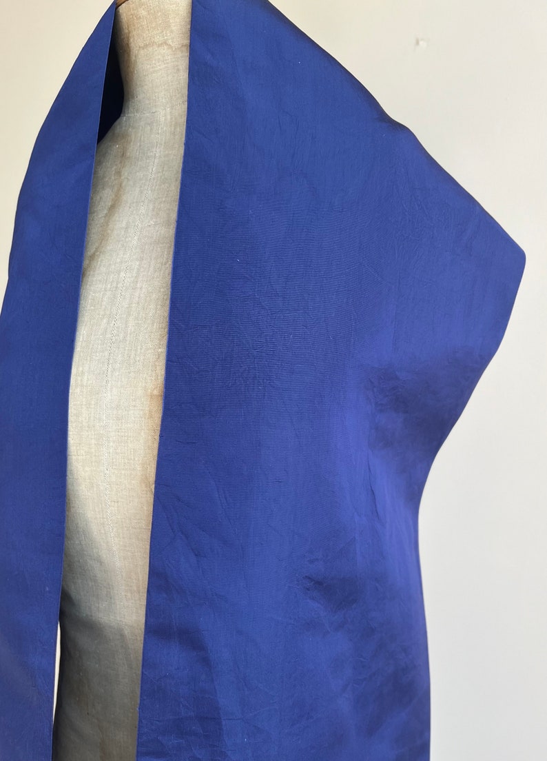 Écharpe en soie du début du XXe siècle Franges nouées en soie bleu indigo Étole pour déguisement d'époque Présentoir textile image 4