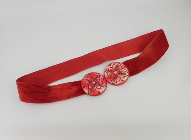 1930s Red Plastic Buckle Belt | Carved Flowers Shimmery  display picture 1