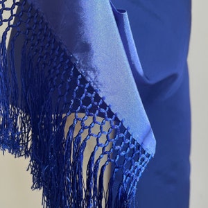 Écharpe en soie du début du XXe siècle Franges nouées en soie bleu indigo Étole pour déguisement d'époque Présentoir textile image 10