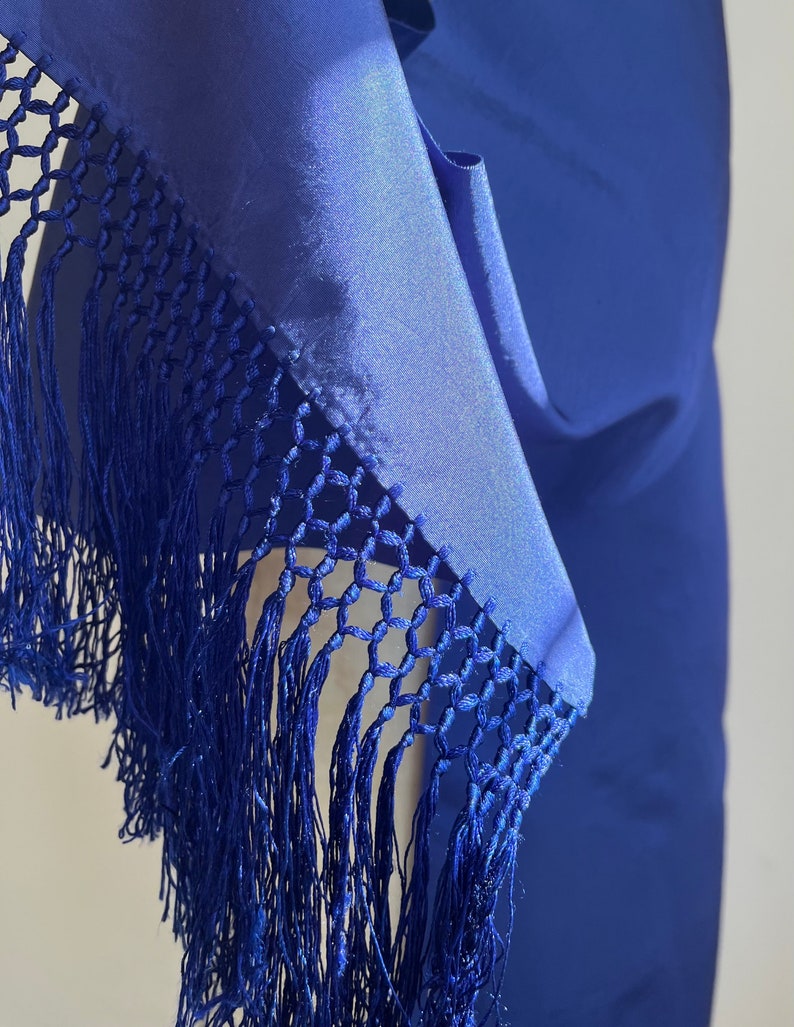 Écharpe en soie du début du XXe siècle Franges nouées en soie bleu indigo Étole pour déguisement d'époque Présentoir textile image 10