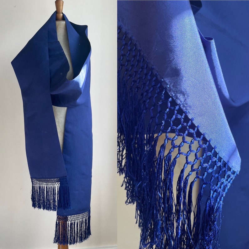 Écharpe en soie du début du XXe siècle Franges nouées en soie bleu indigo Étole pour déguisement d'époque Présentoir textile image 1