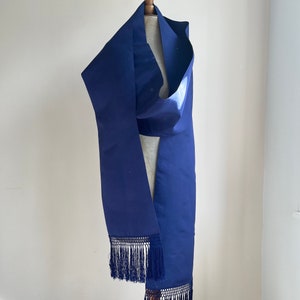 Écharpe en soie du début du XXe siècle Franges nouées en soie bleu indigo Étole pour déguisement d'époque Présentoir textile image 8