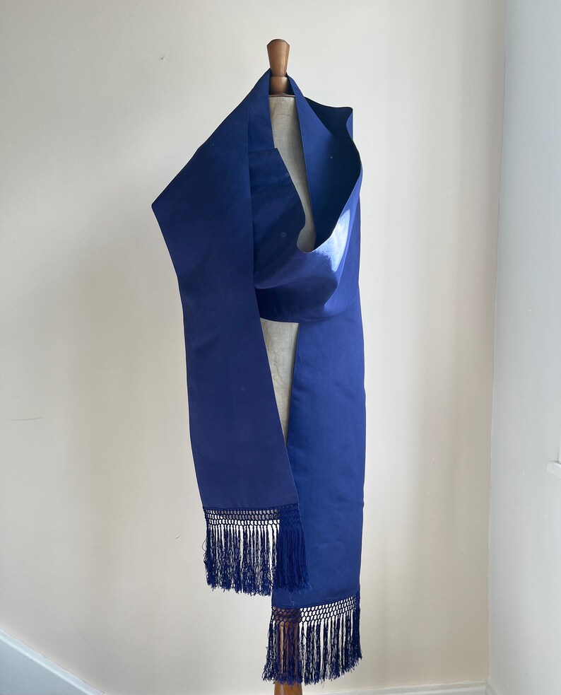 Écharpe en soie du début du XXe siècle Franges nouées en soie bleu indigo Étole pour déguisement d'époque Présentoir textile image 8