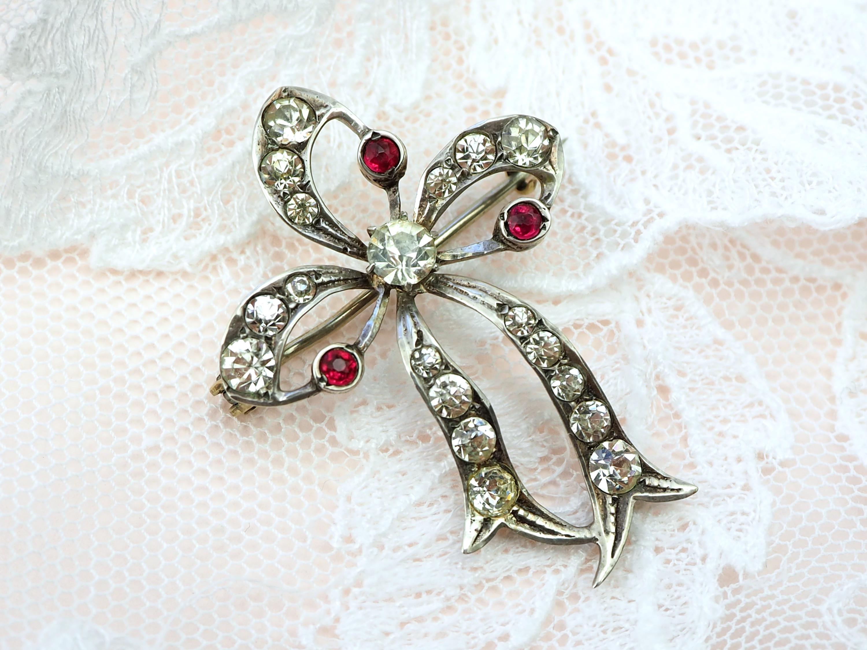 Broche Baguette Fine Avec Pierre Rouge Centrale - Alliage Argenté - Occasion